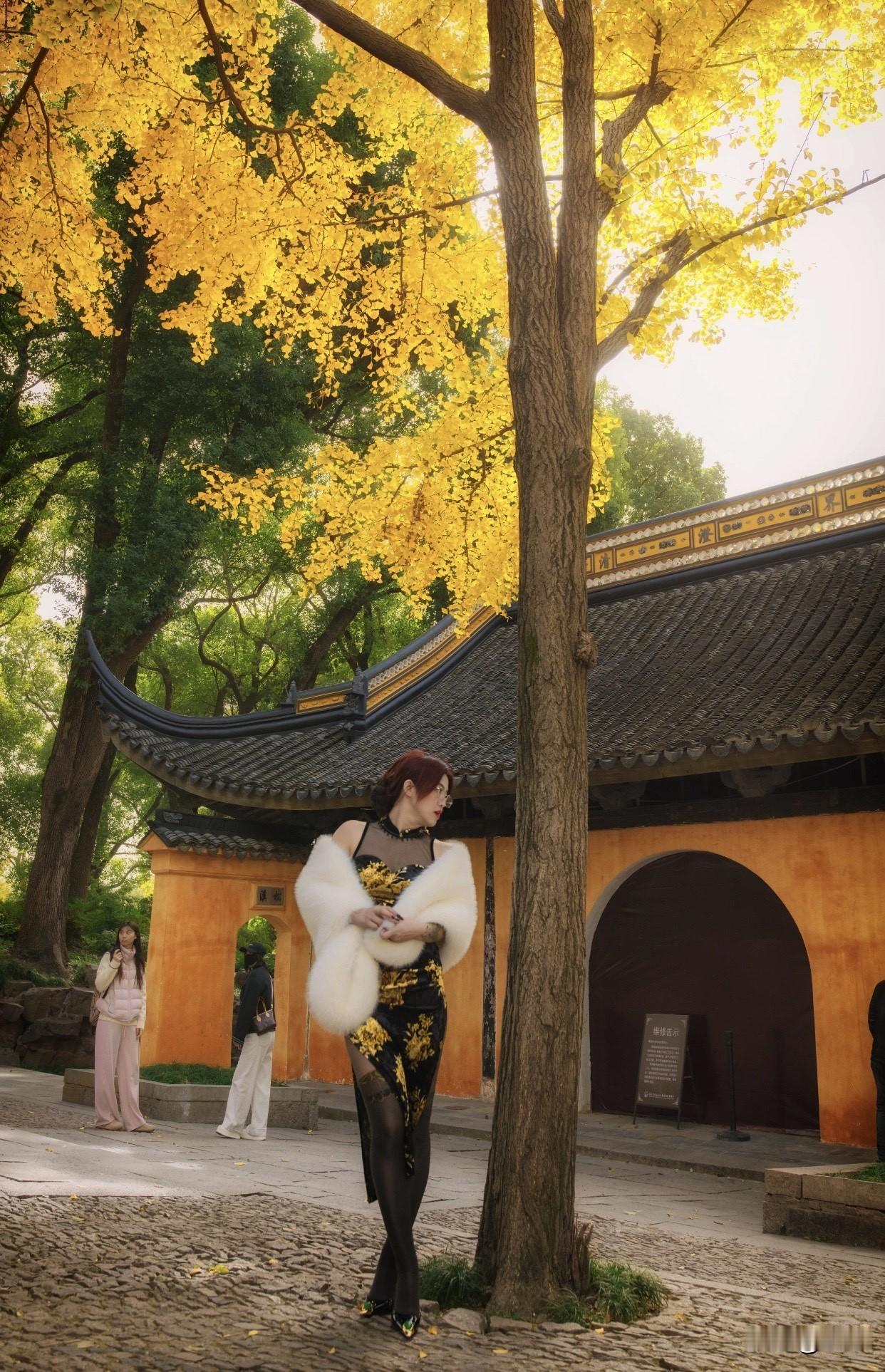 你是喜欢御姐风还是温柔风?温柔风女性的举止会比较优雅含蓄。