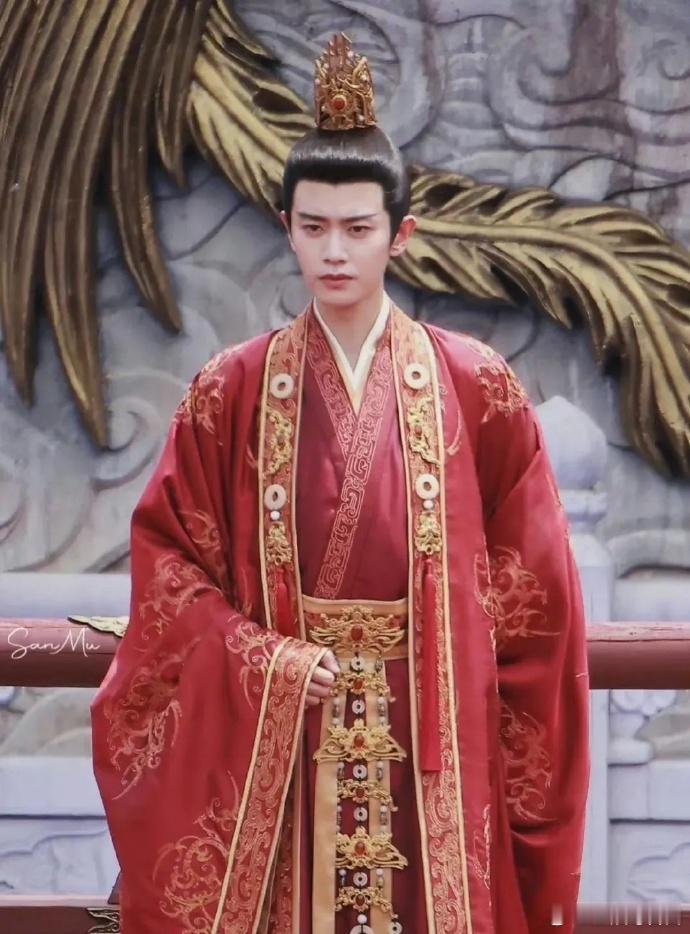 任嘉伦《凤凰台上》婚服造型，英气逼人啊！萧皇站在那里，准备迎接他的皇后！ 今天横