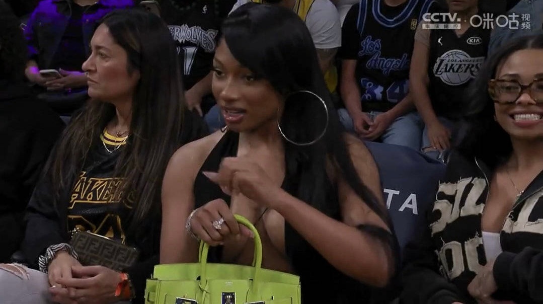 Xdm，今天场边的这位女球迷如何？👀 ​​​