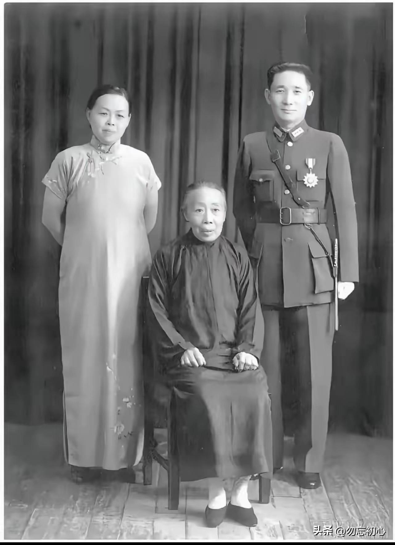 没想到民国手握重兵的陆军上将，一辈子没纳过妾，连糟糠妻的老母亲都常年带在身边奉养