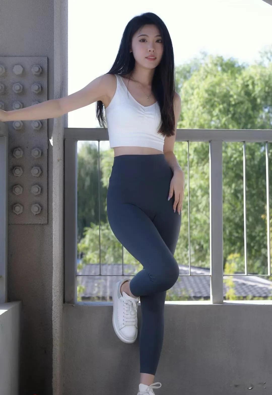 一位在日本工作的朋友回国后坦言，真正对战争感到忧虑的，往往不是日本人，而是那些已