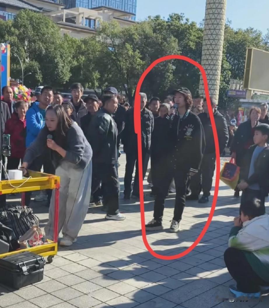 近日，有网友在汉中街头偶遇庞麦郎老师。当时他就站在露天广场上，为男女老幼唱着自己