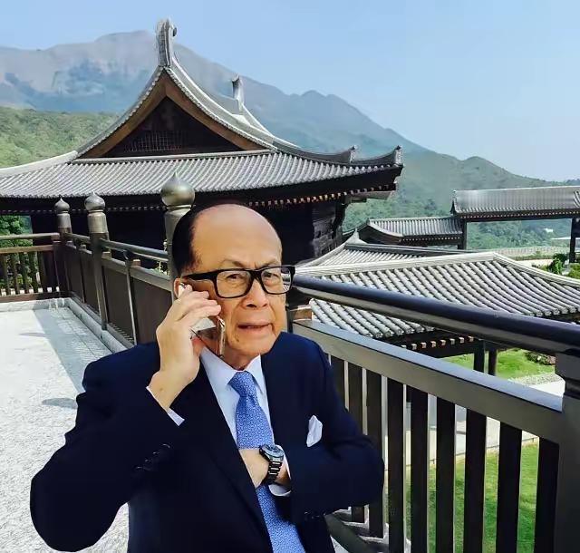 到底是谁在维护李嘉诚？他总在法律边缘游走，拿地盖房后就捂着不卖，等十几年地价翻好