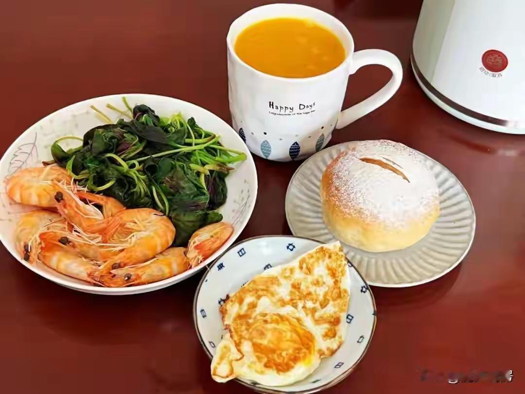 一日三餐，怎么吃健康又营养是门学问。早餐得像皇帝，来个鸡蛋、喝杯豆浆，再配上全麦