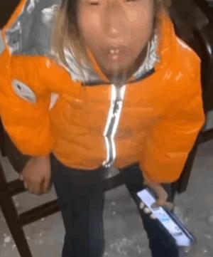 今天被人侮辱了…餐馆老板问我打包要两双筷子还是三双筷子，我说一双就够了。。。 ​