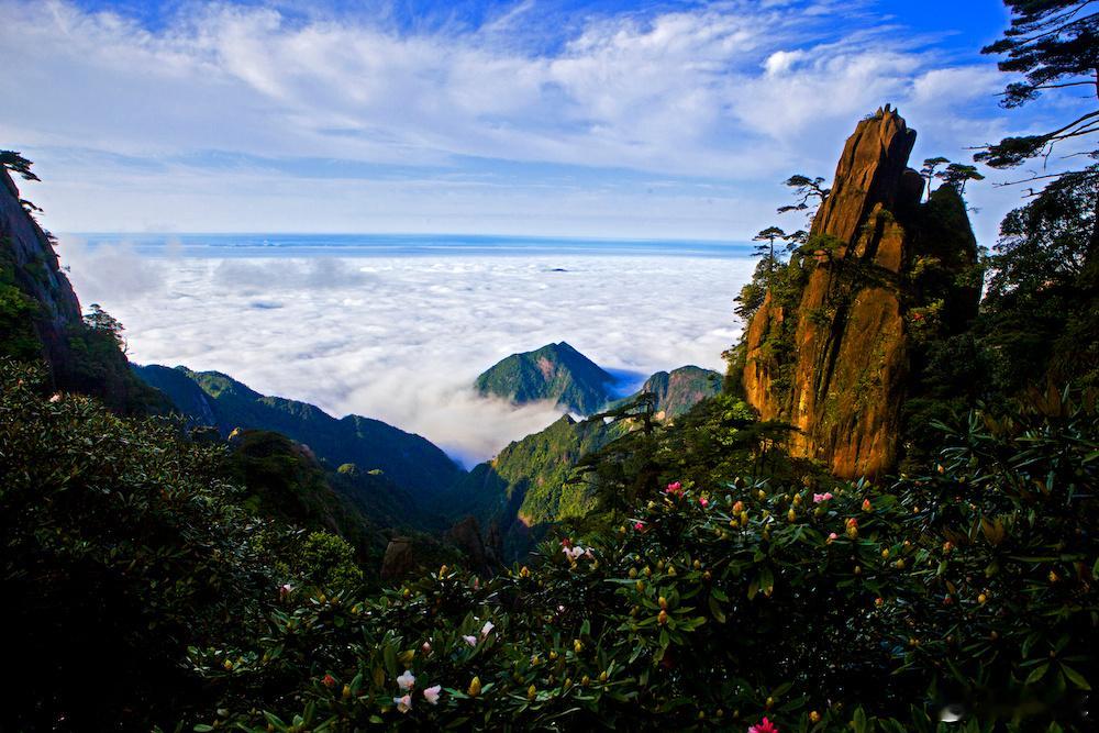 三清山自然幻境照进现实了  让世界爱上三清山 站在三清山的山顶，俯瞰眼前奇异的岩