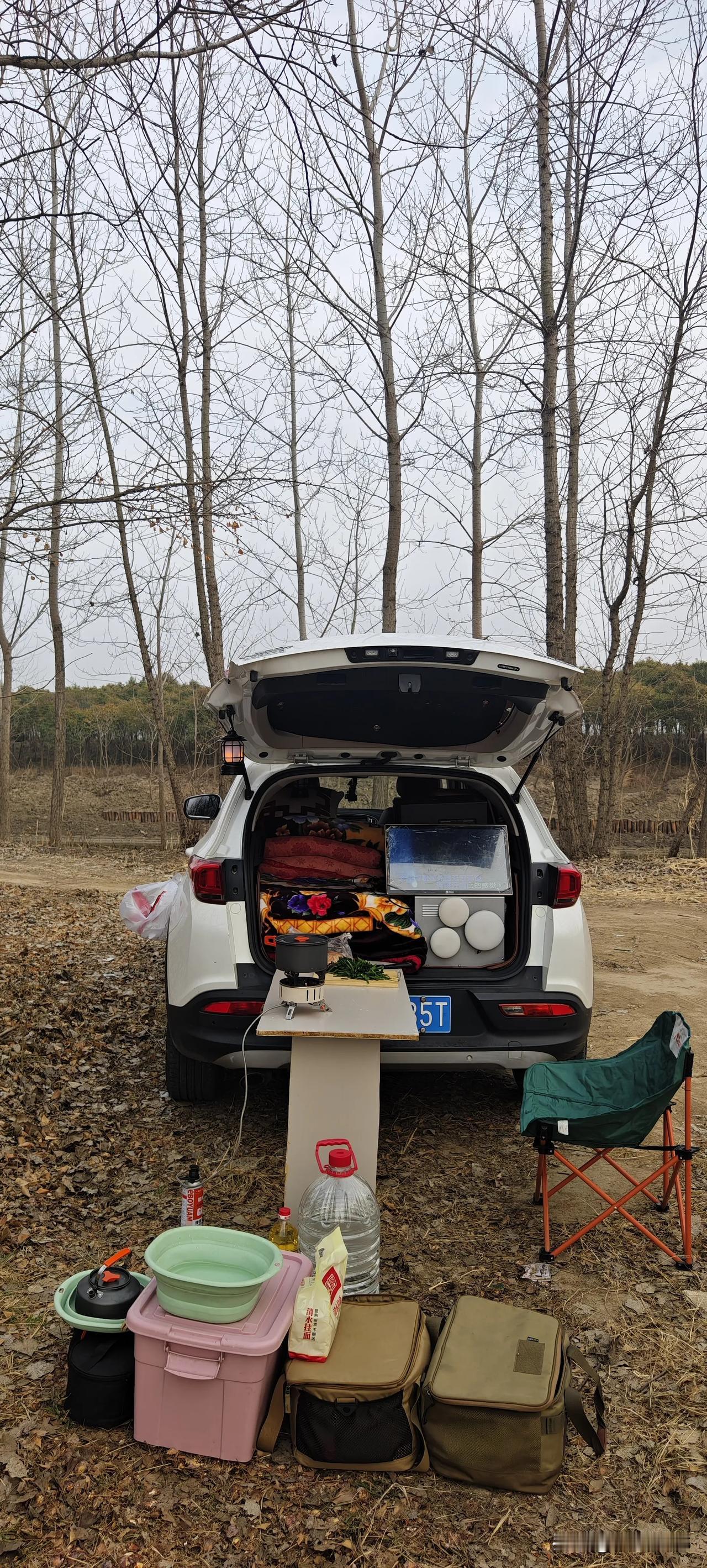 今晚就在这荒无人烟的地方露营了。
[福]周六露营在荒野晚上一碗面条二个烧饼解决了