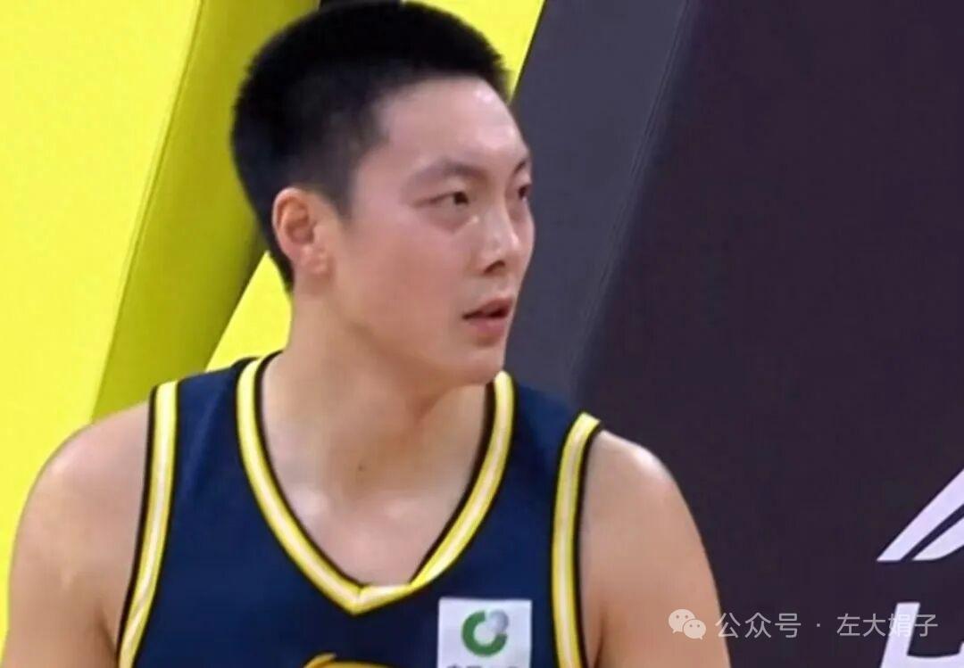 广东这边，外援实力在联盟里算是顶尖的，而且跟本土球员配合得很默契，杜锋指导的战术