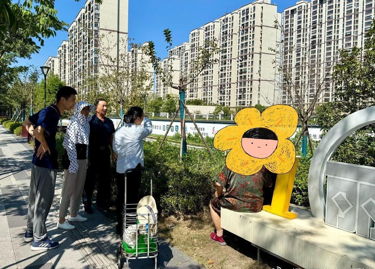 近日，79岁的吴老先生在宁波海曙段塘街道配药回家途中，因“秋老虎”高温体力不支瘫