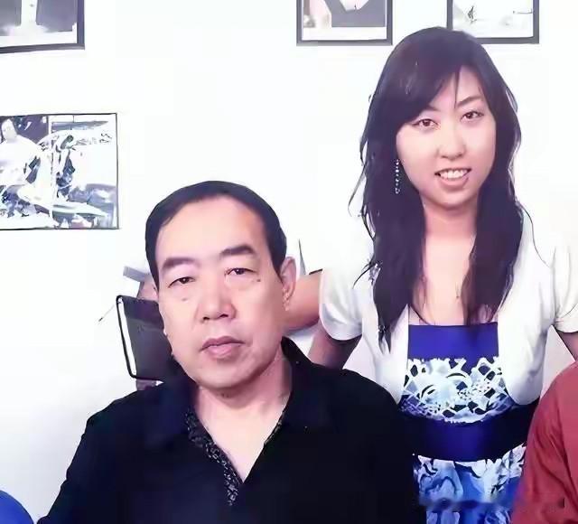 顶着父亲是贾平凹光环😇的“才女”现在被一棒子打回原形了，撤销副教授职称、注销教