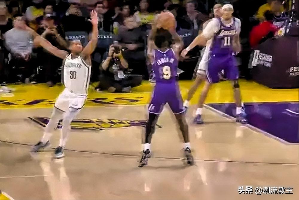 勒布朗给儿子布朗尼传了个球，NBA等了78年。
弧顶包夹，老詹扭头就甩给左侧4