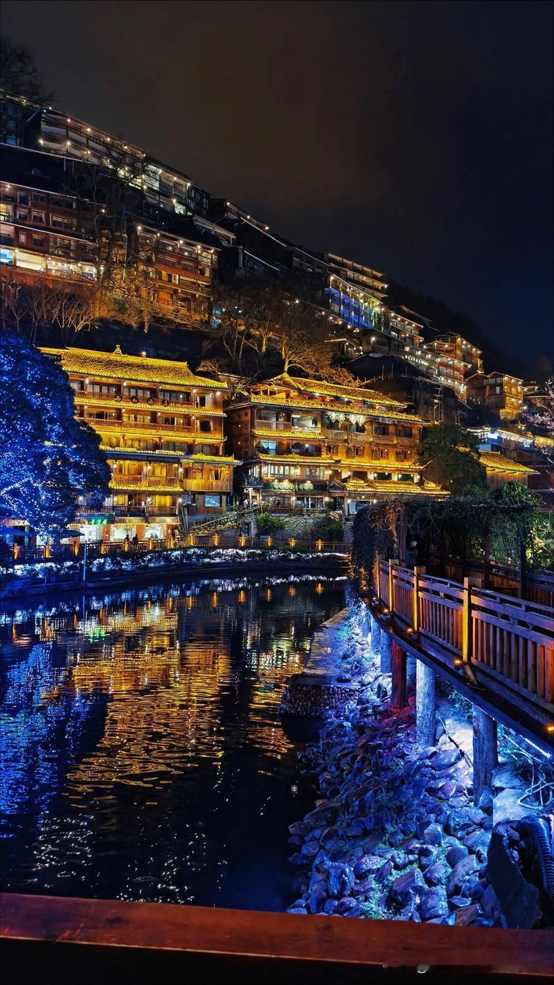 刚从西江千户苗寨回来，实话讲，寨子的景色是真惊艳，上千栋吊脚楼顺着山坡铺开，傍晚