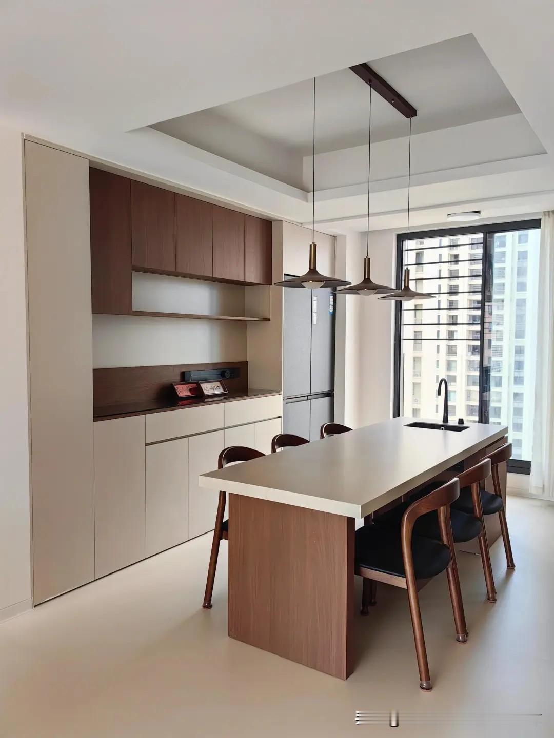 精装房局改:纯原木中古风餐边柜 。

自装狂魔 :原精装房餐边柜折掉，重新定做纯