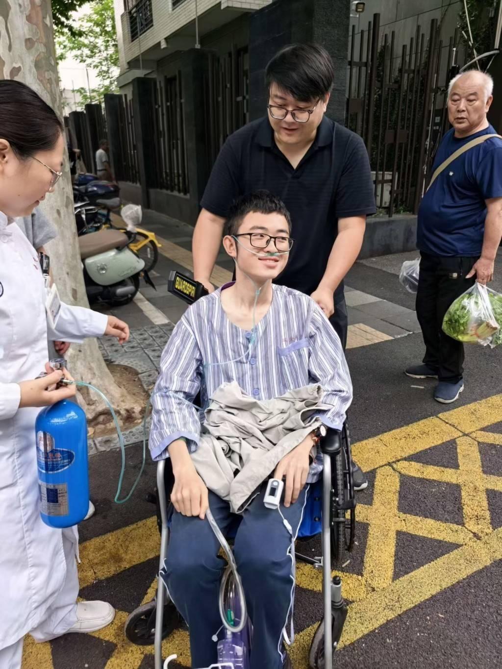 我好奇去查了一下这位带着管子参加高考的上海考生，不查不知道，一查格外佩服，这名忍