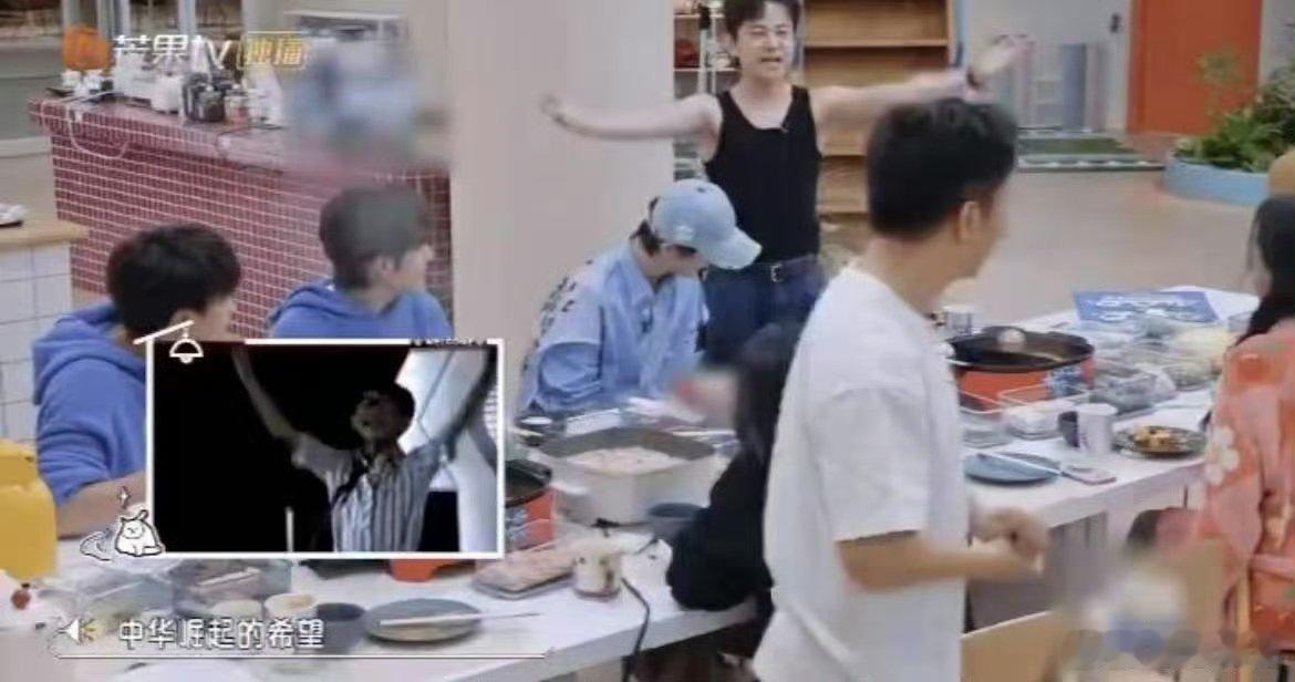 何炅小时候就很何老师了我们的宿舍瞧瞧何炅小时候，语气温柔、神态亲切，从小就是宿舍