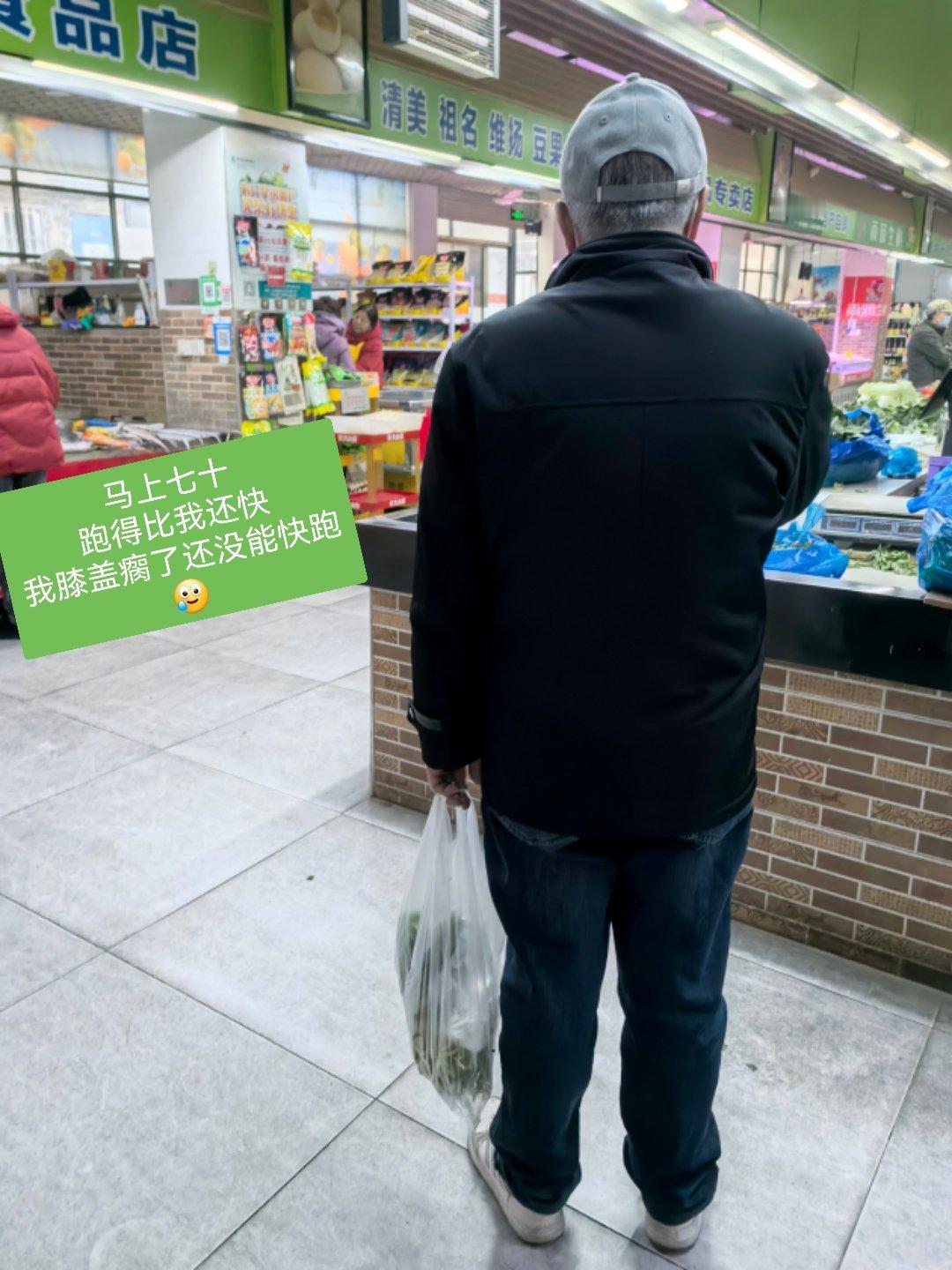 我跟我爸说我路边停下来，拍一下河蚌肉，我那快70的老爸还在前面健步如飞，喊了两声