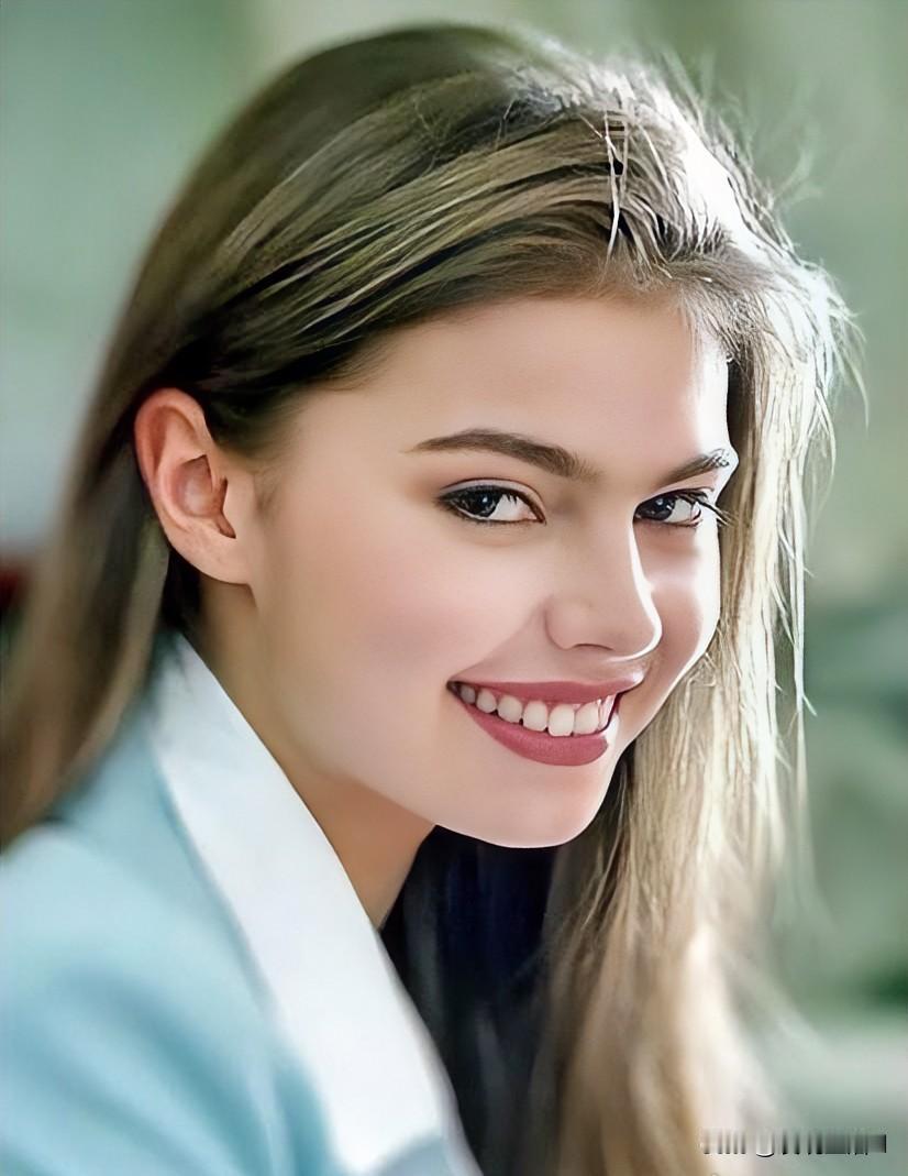 据说她就是那个让“普大帝”一见钟情的女人，可谓好马配好鞍，英雄配美人。