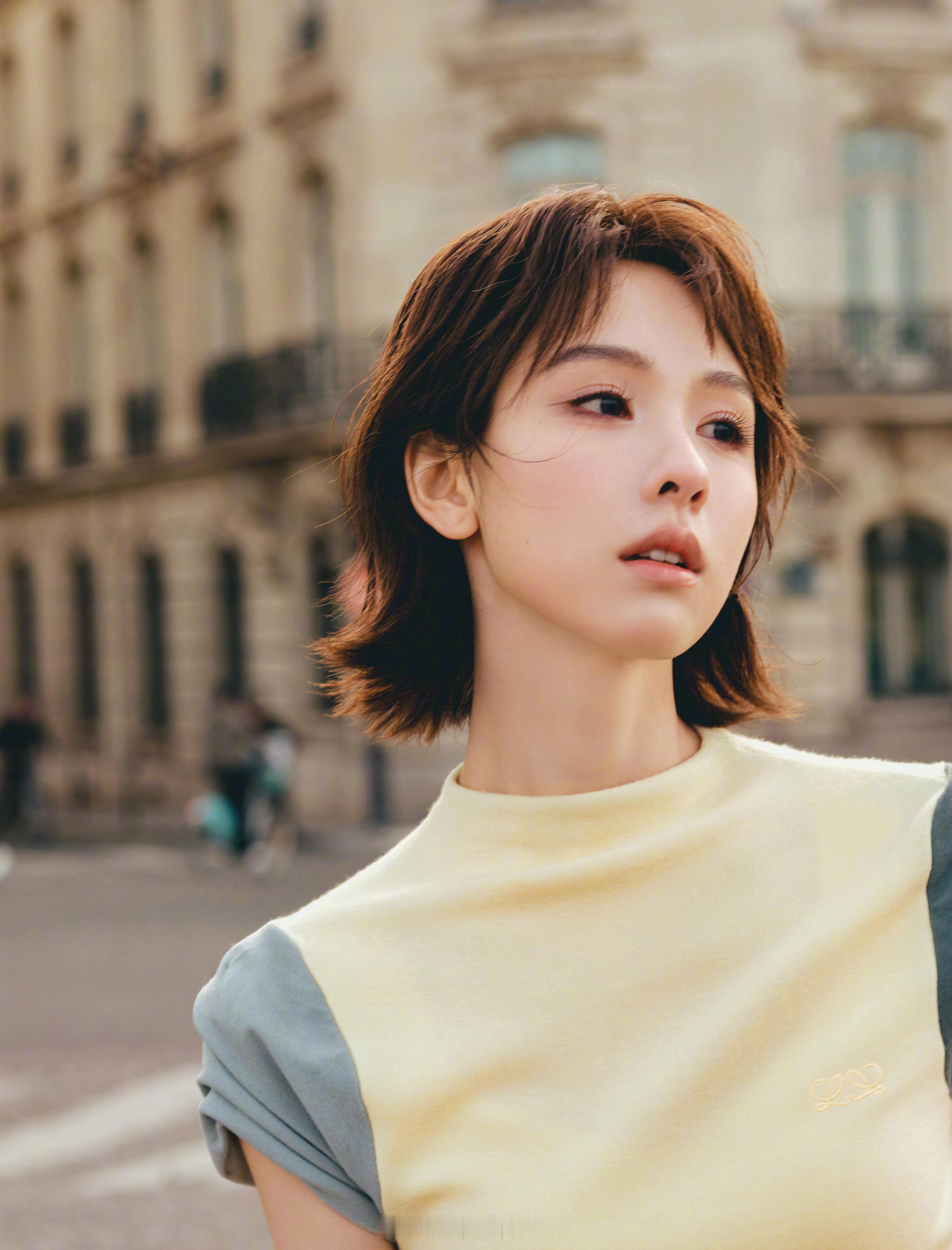 陈都灵  |  LOEWE 26秋冬系列大秀陈都灵漫步巴黎河畔，以一身LOEWE
