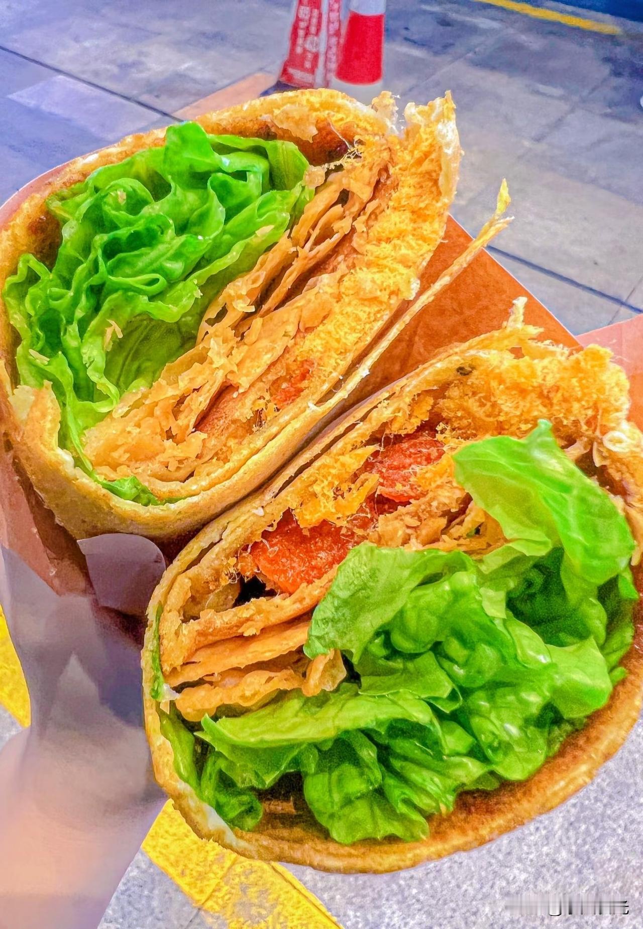 说实话，外面买的煎饼果子真的很不稳定！要么饼皮又干又硬，一点不柔韧；要么酱料寡淡