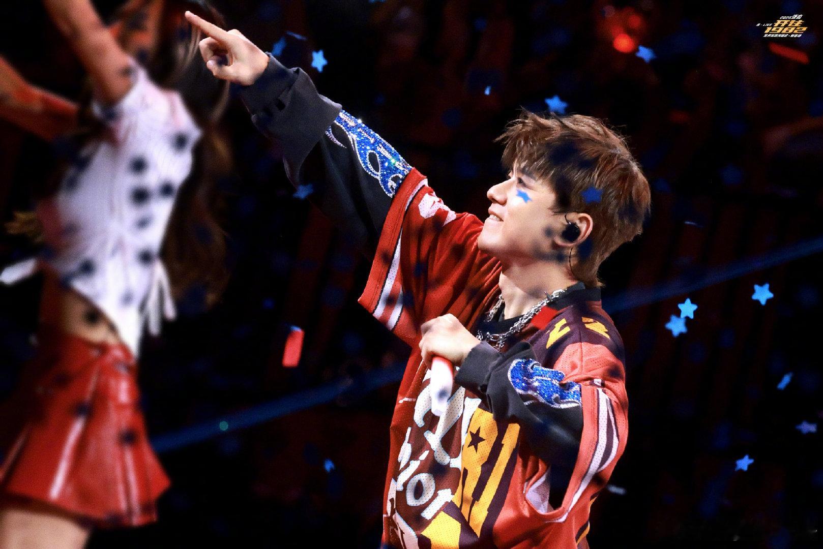 张杰吃了火锅张杰好运满满张杰这波直接把家乡的快乐焊在身上了，回成都开九场连唱的音