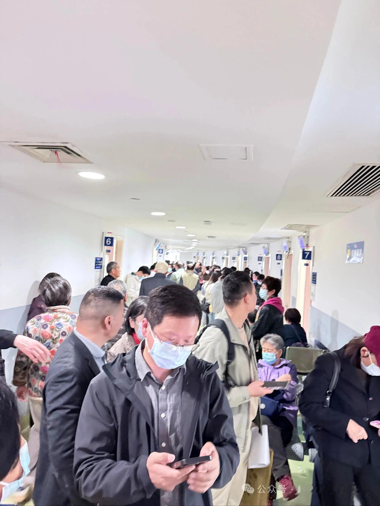 上海中山医院，能有个墙角坐坐，已经是很幸运了…
       排队，挂号；排队，