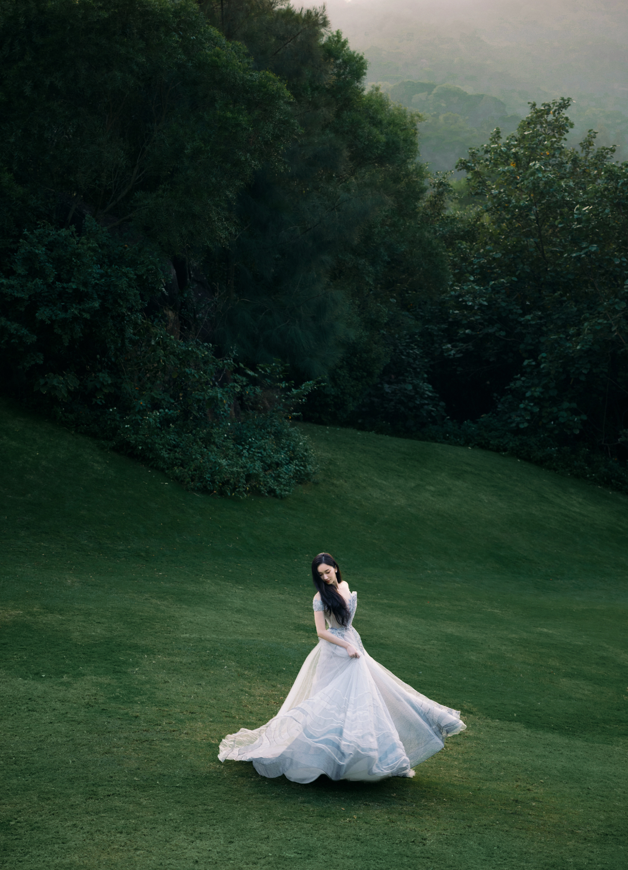 刘令姿：一袭淡蓝连衣纱裙，清冷绰约，优雅迷人。刘令姿