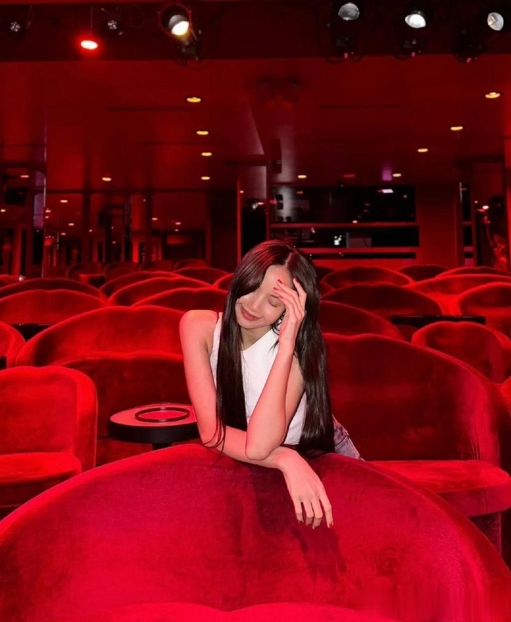 lisa体质算是彻底公开了吧？

一到了疯马秀现场立马晒出美照，感觉她已经迫不及