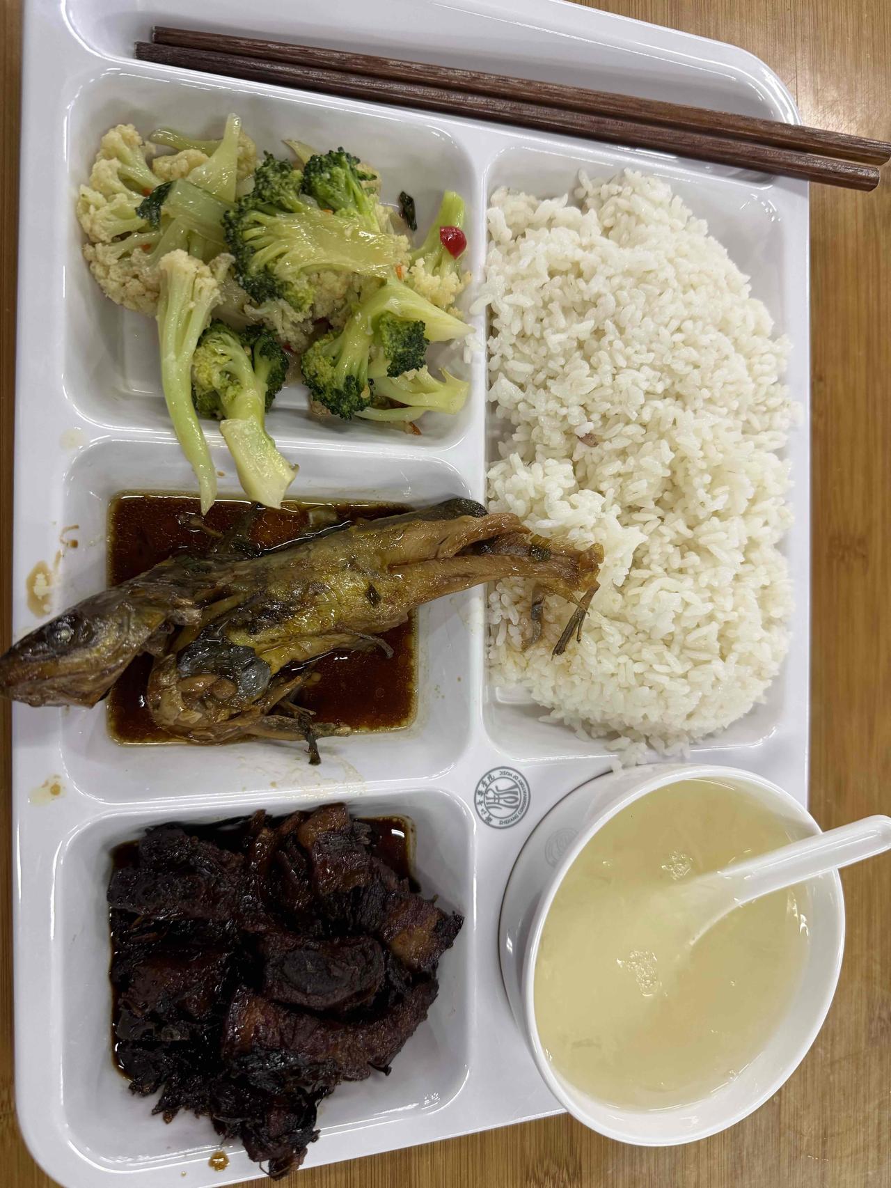 浙音学生食堂（南）有鱼有肉有荤有素二十元不错吧？