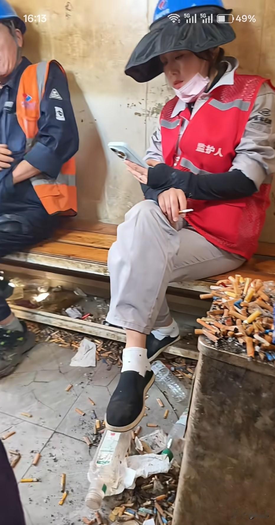 这女的也是一杆好烟枪