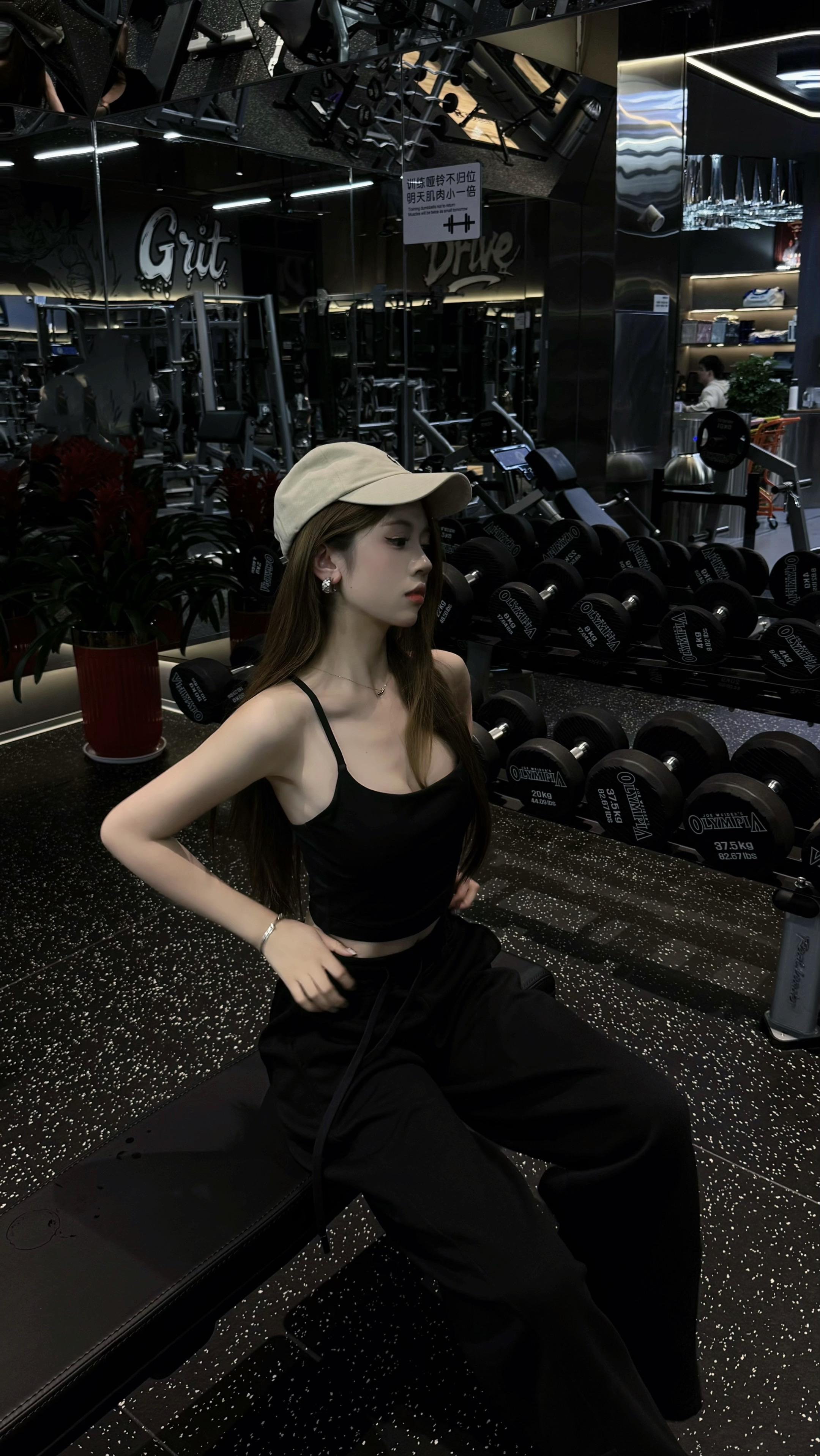 生活以痛吻我 我报之细腰翘臀