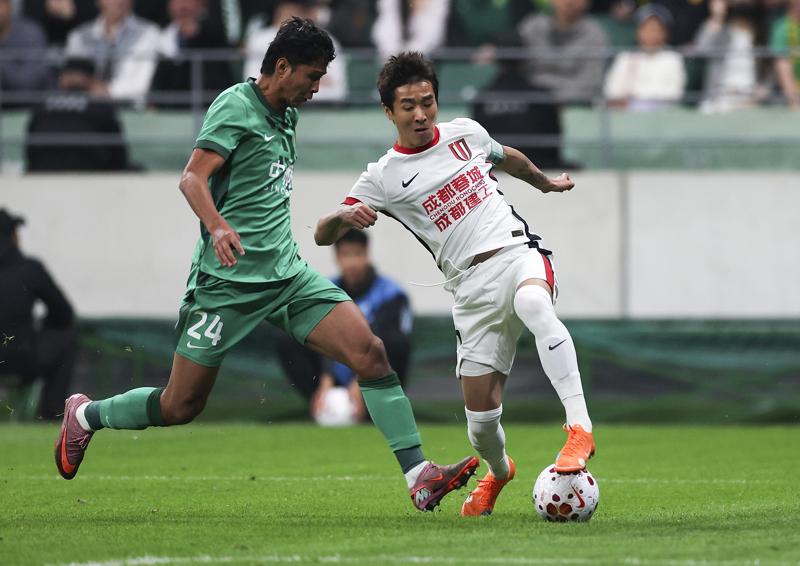 在4月12日客场2比1逆转北京国安取胜之后，成都蓉城继续领跑积分榜。
虽然从积分