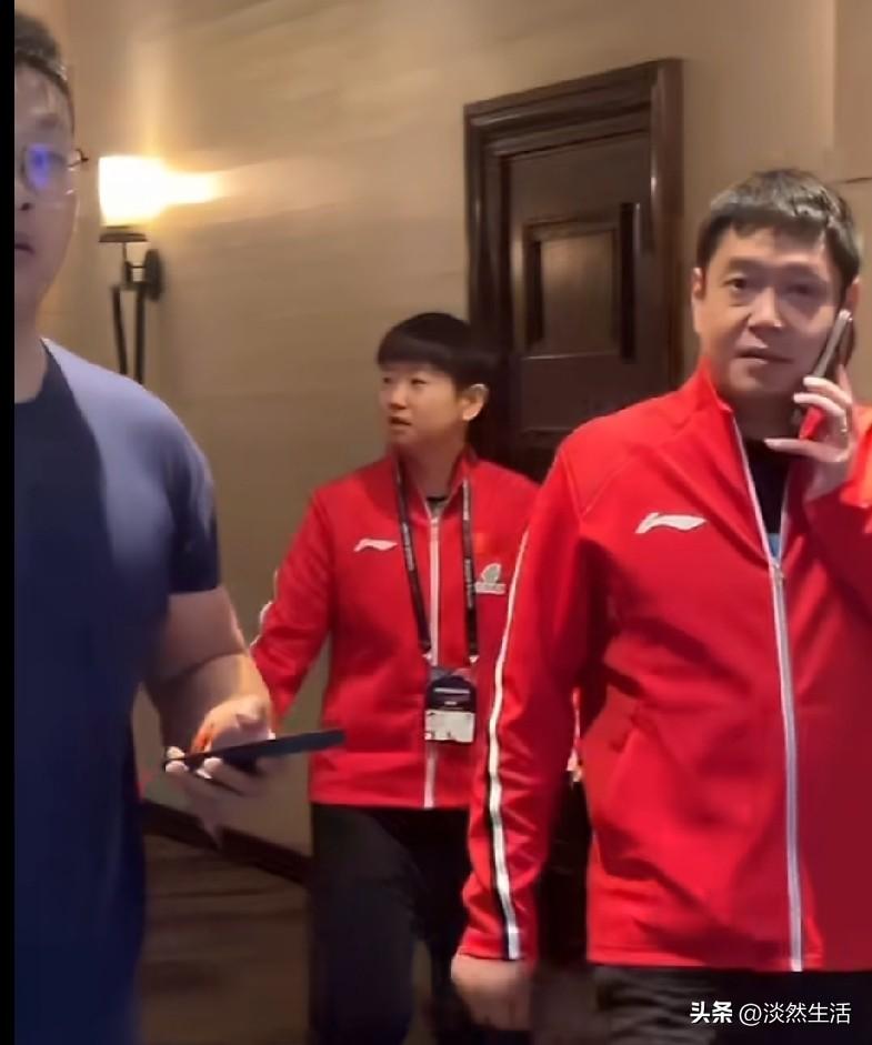 哈哈哈，莎莎又犯迷糊了！

莎莎和师傅邱贻可，还有体能翔哥……一行四人吃罢午饭，