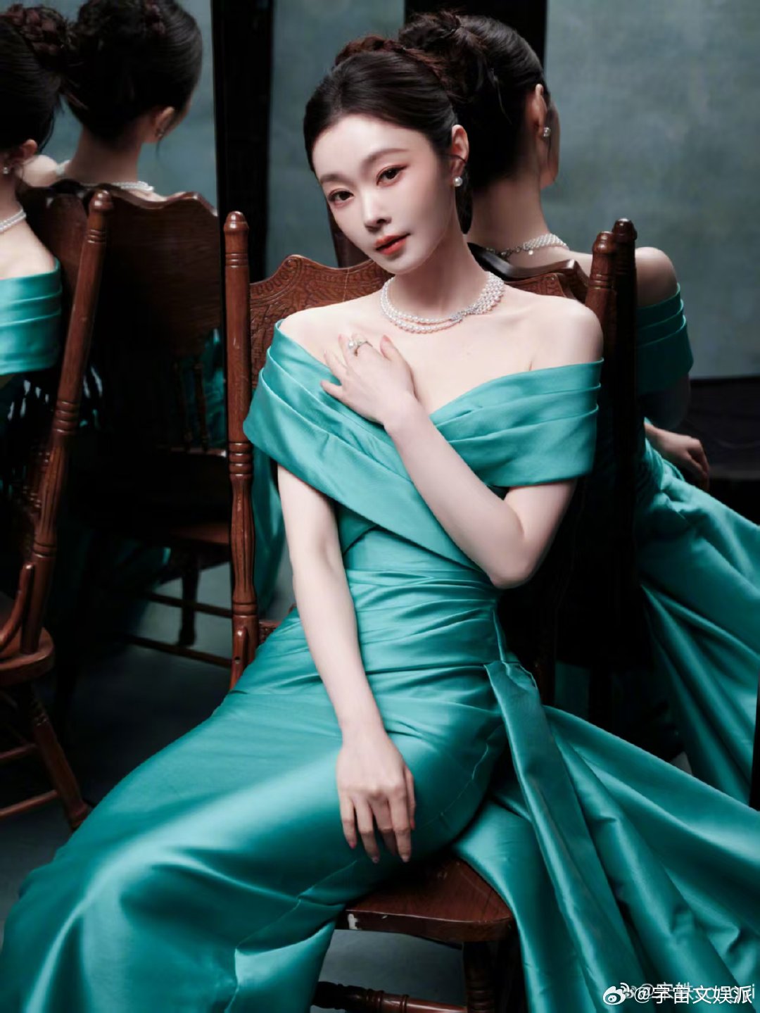 宋轶镜像美学宋轶这组微博之夜大片太会拍了！青绿色缎面长裙衬得她肤白胜雪，珍珠项链