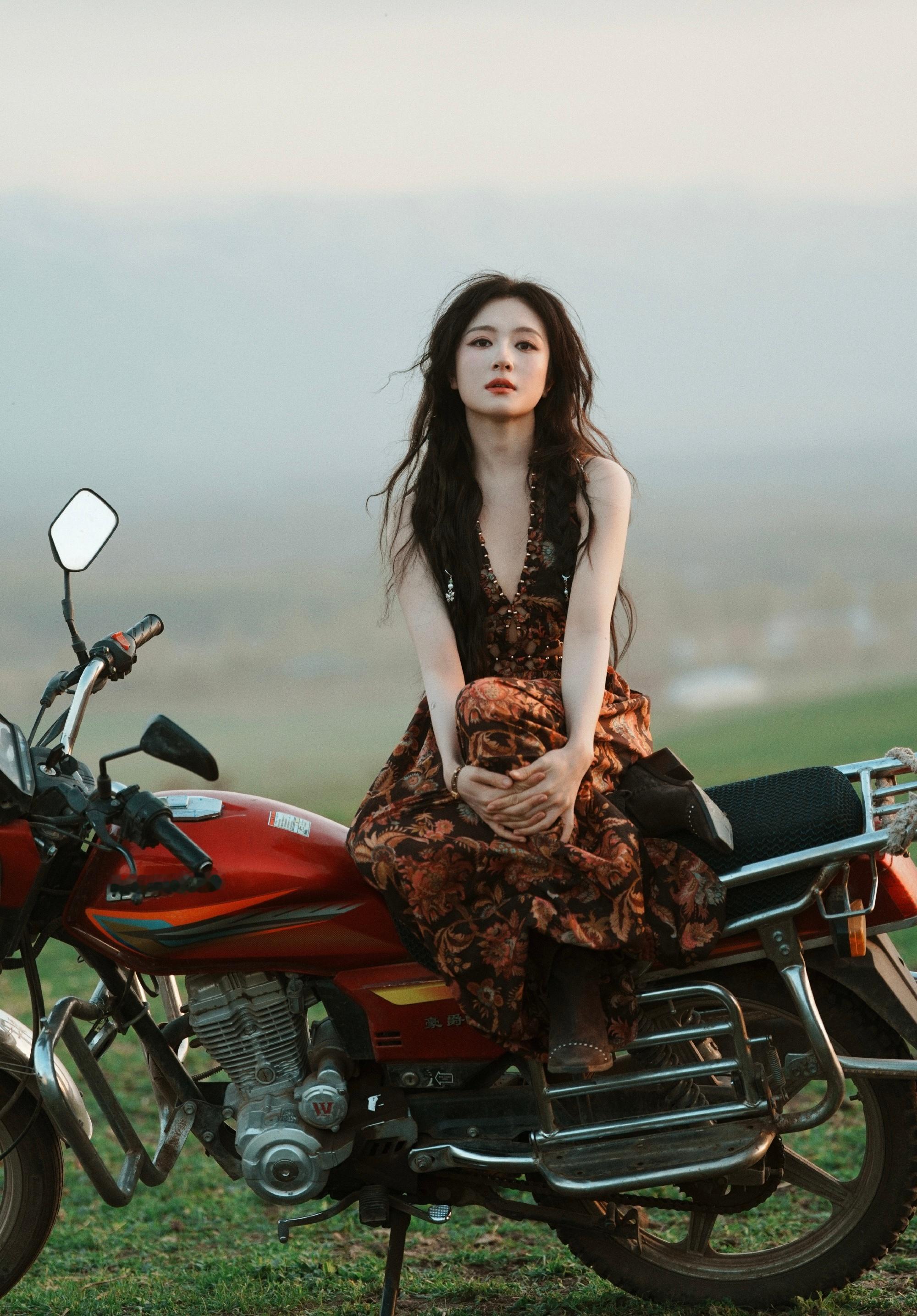 李兰迪李兰迪肌肉线条  李兰迪腰窝好明显 不刻意追求干瘦，而是练出紧致有力量的线