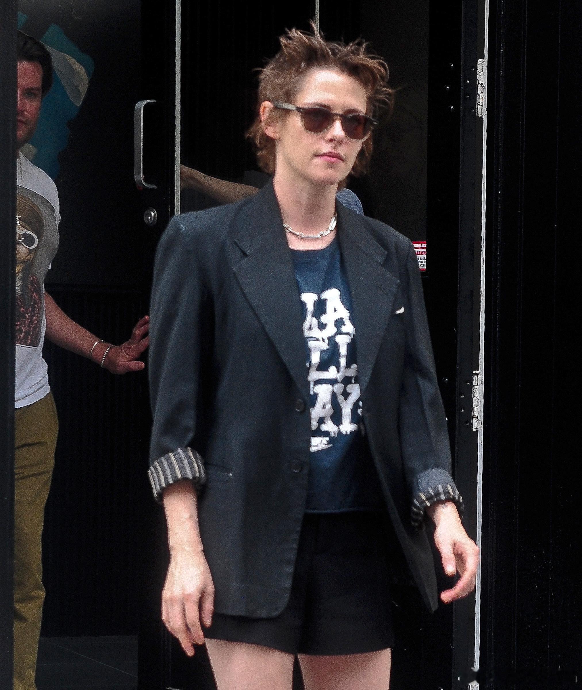 Kristen Stewart克里斯汀斯图尔特在纽约外出，穿着短裤离开公寓前往录