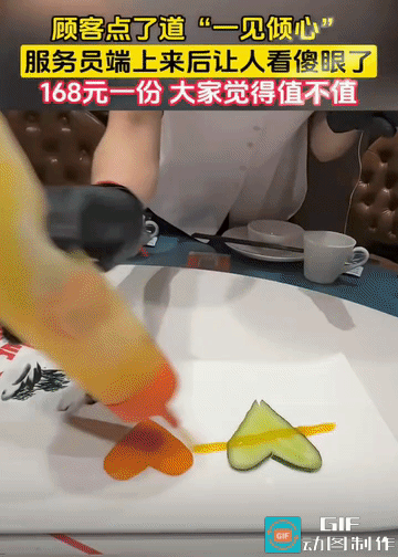 顾客:这菜你们赚钱吗？
服务员:这菜我们基本不赚钱的。
顾客:你这纯粹是把我当傻