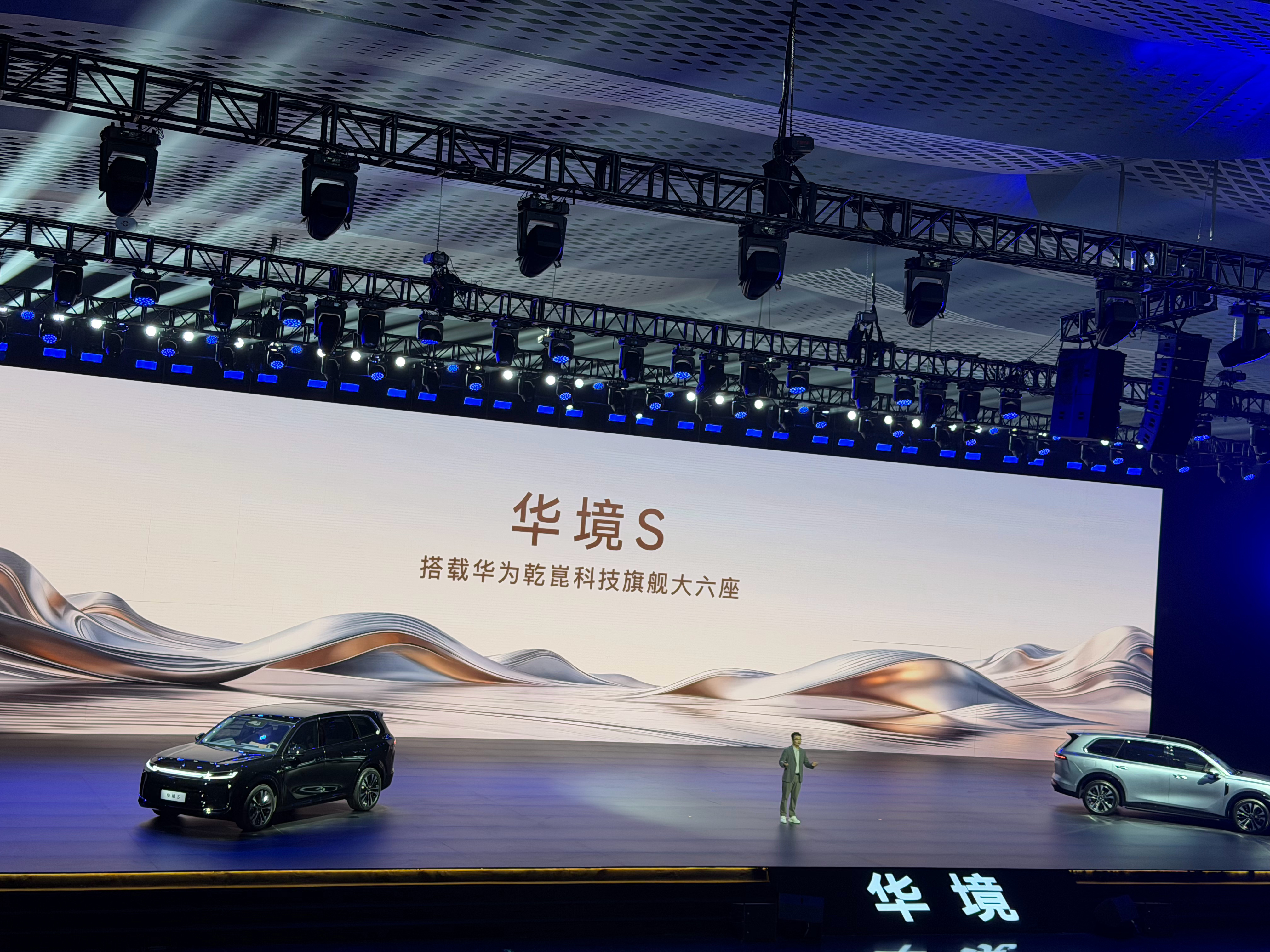 华境S这次是把家庭大六座玩明白了。空间上，3160mm轴距+六座满座七箱行李，第