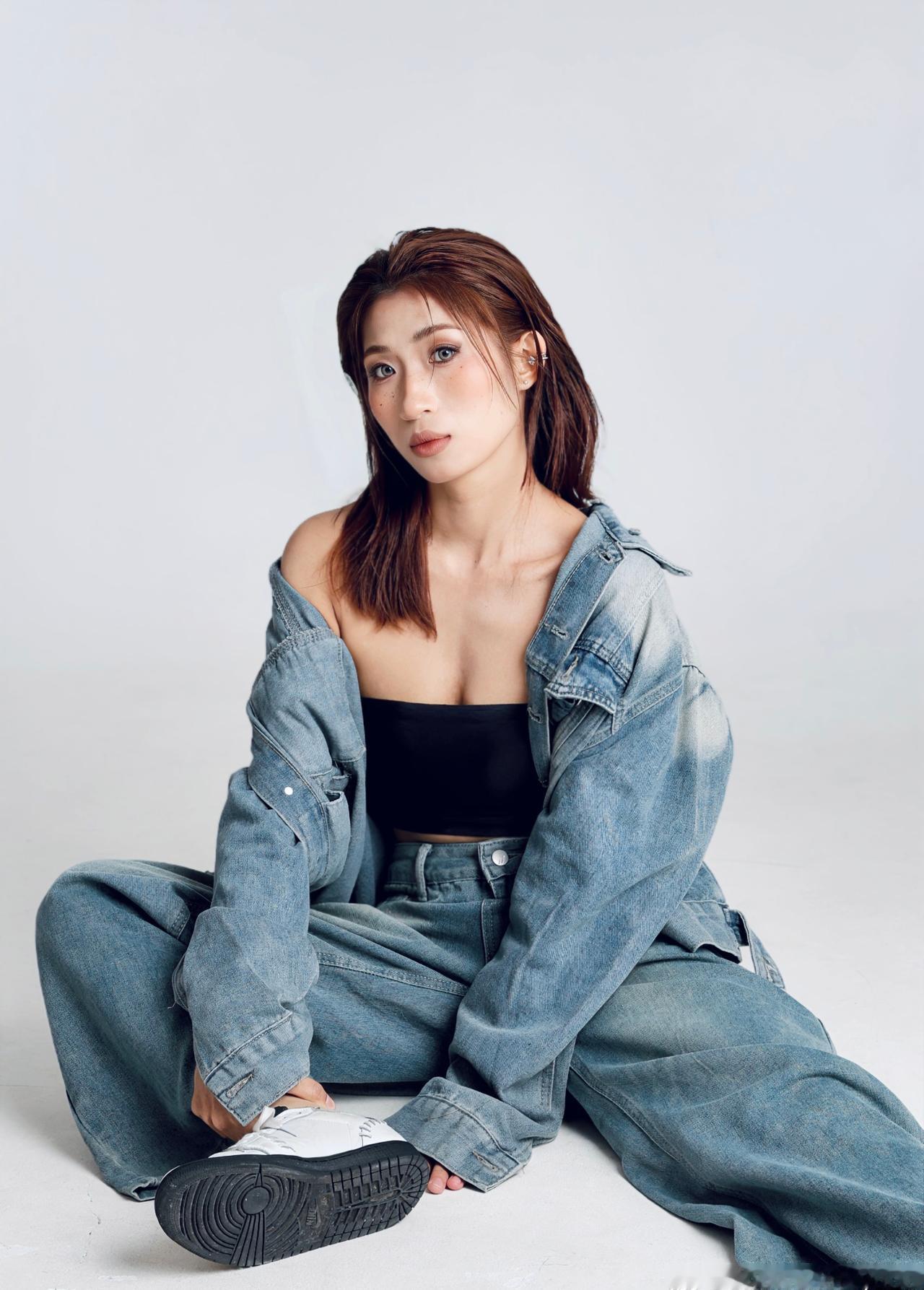 牛仔很忙🤠
世界上最适合穿牛仔的人出现了
这套衣服简直写了我的名字✅
不过平时