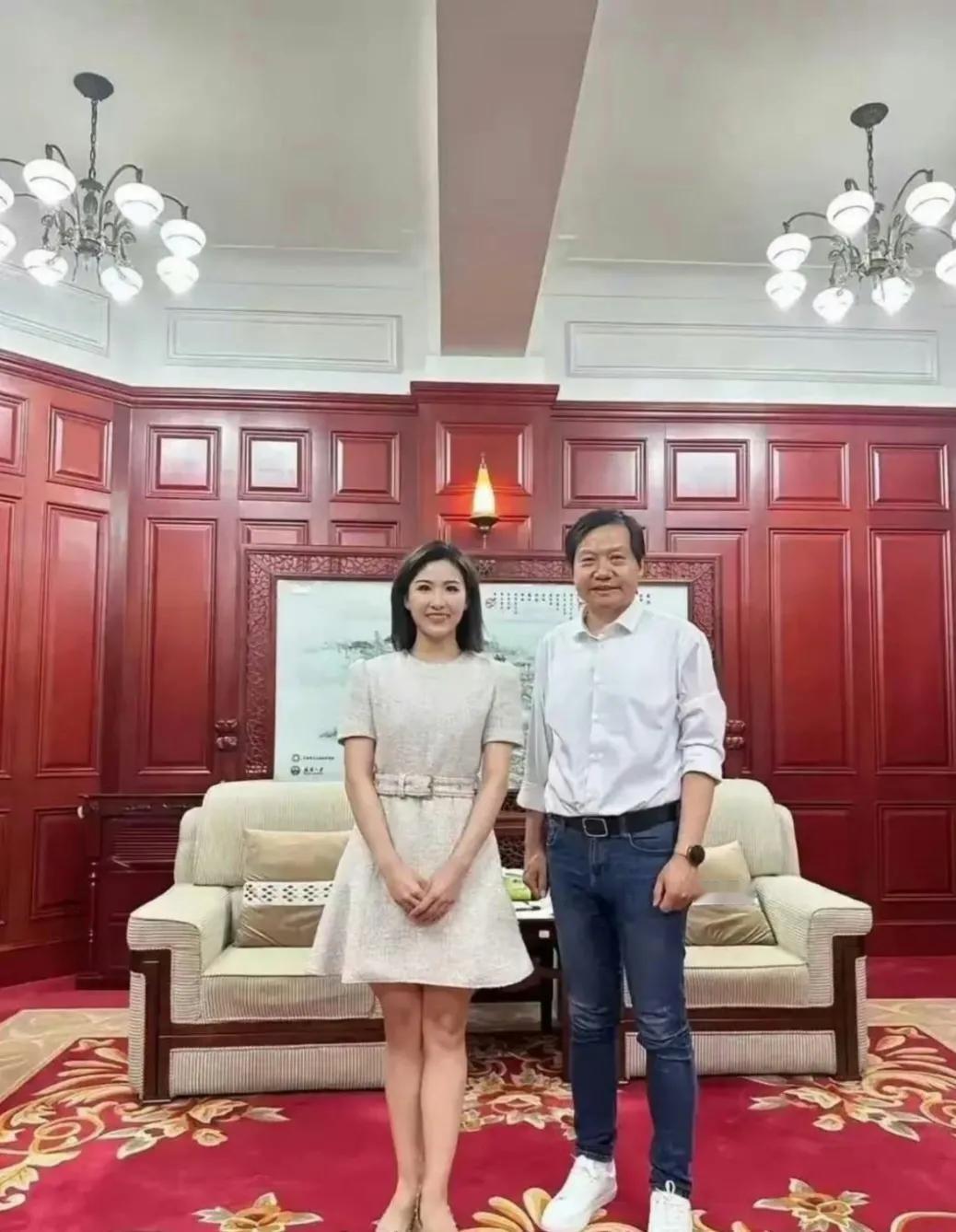 了解关注中国科技圈的一定认识照片中的男士。他代表了中国科技民营企业高速发展的缩影