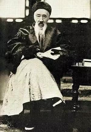 “张之洞的‘办公桌’上从不摆砚台，只放三样东西：
✅ 一把生锈的铁匠钳（汉阳铁厂