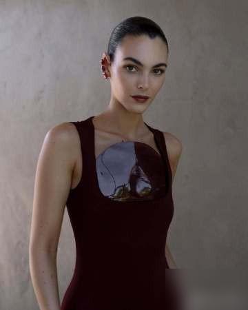 红毯瞬间静止！Vittoria穿玻璃裙，你敢直视吗？
 
这不单单是一件礼服，是