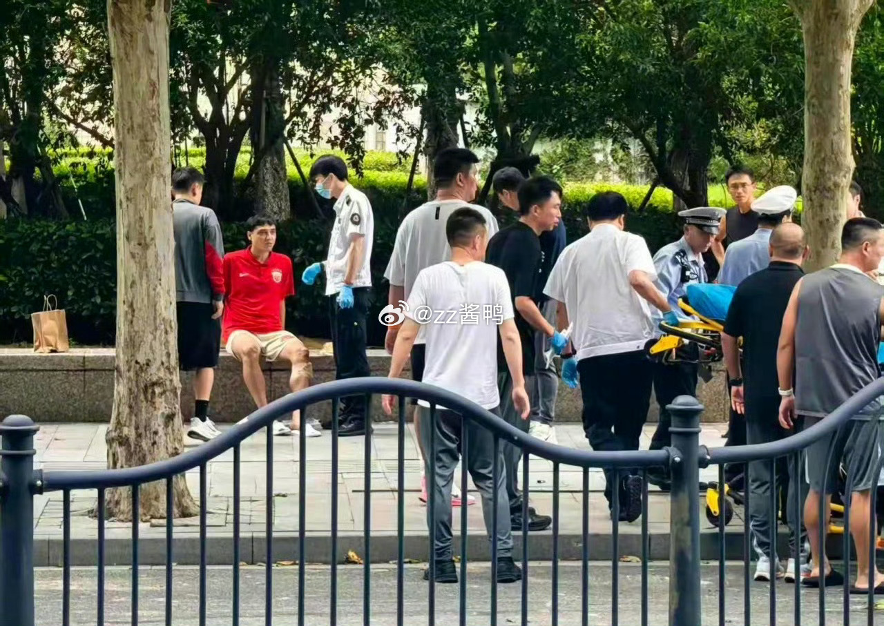 警方通报吾米提江遭遇车祸警方通报吾米提江车祸事件，试驾车操作失误冲上人行道致球员