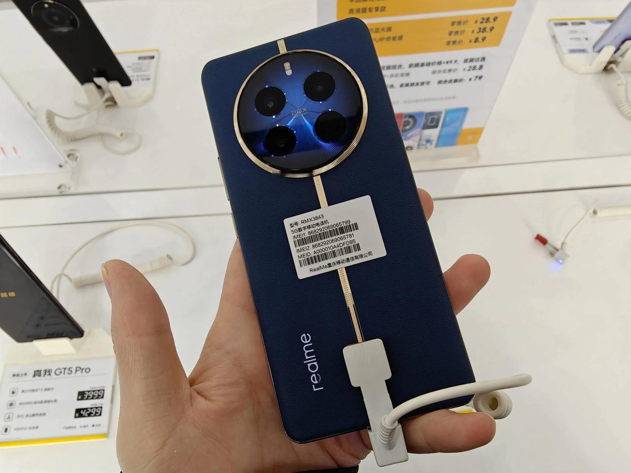 仔细想了一下，realme确实是首个把3倍潜望OV64B用到2000元价位的厂家