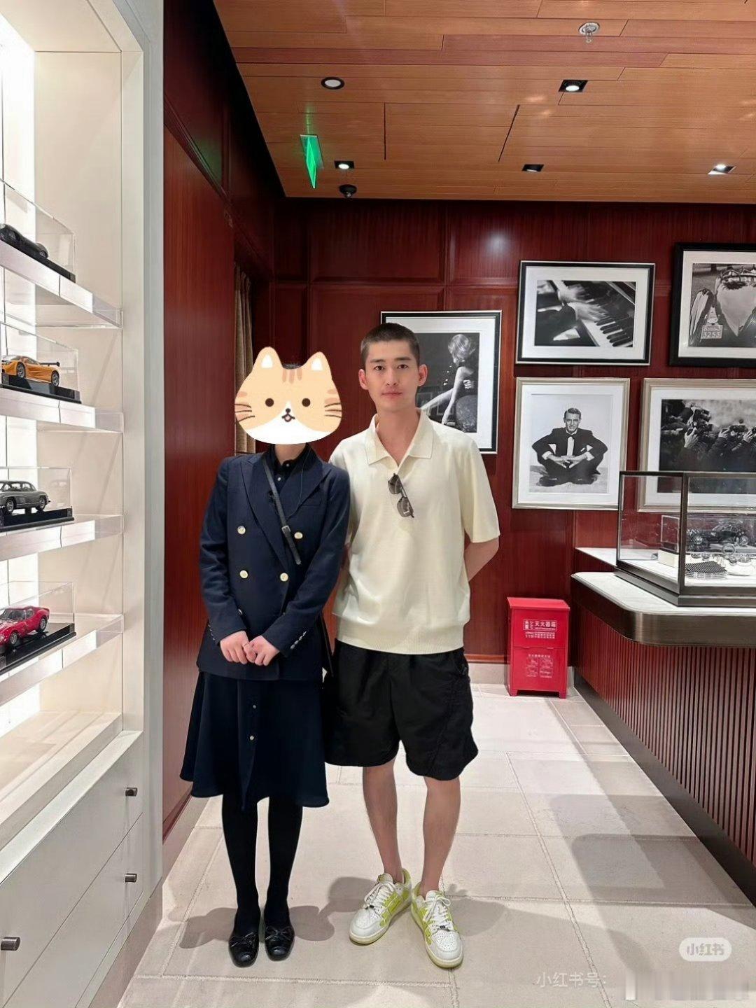 网友ktv偶遇张翰说不羡慕这些网友那是不可能的，但是看到这么平易近人的张翰还是满