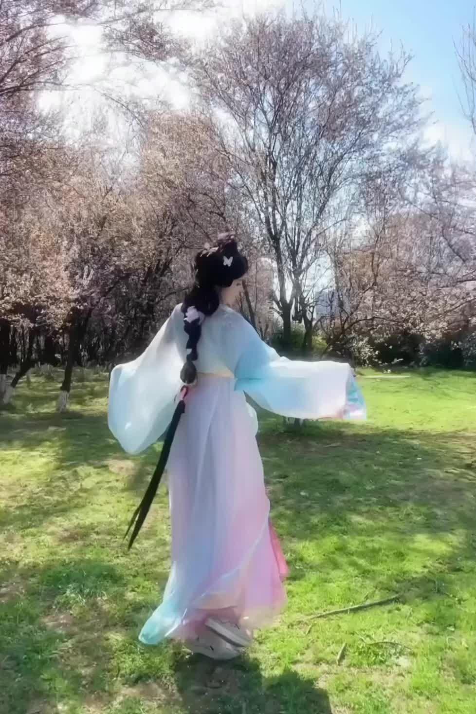 “淡淡衫儿薄薄罗 轻颦双黛螺”