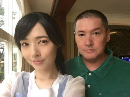 当年郭碧婷父亲还健康，他们父女俩开心合影。如今郭父生病了，郭碧婷陪伴在他左右，他