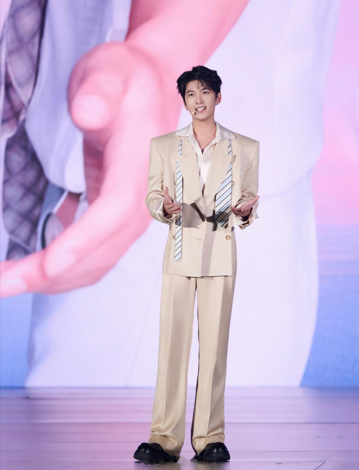 1. 杨洋目前手握大量影视剧本邀约，和他同期、同类型的男演员，要么淡出娱乐圈，要