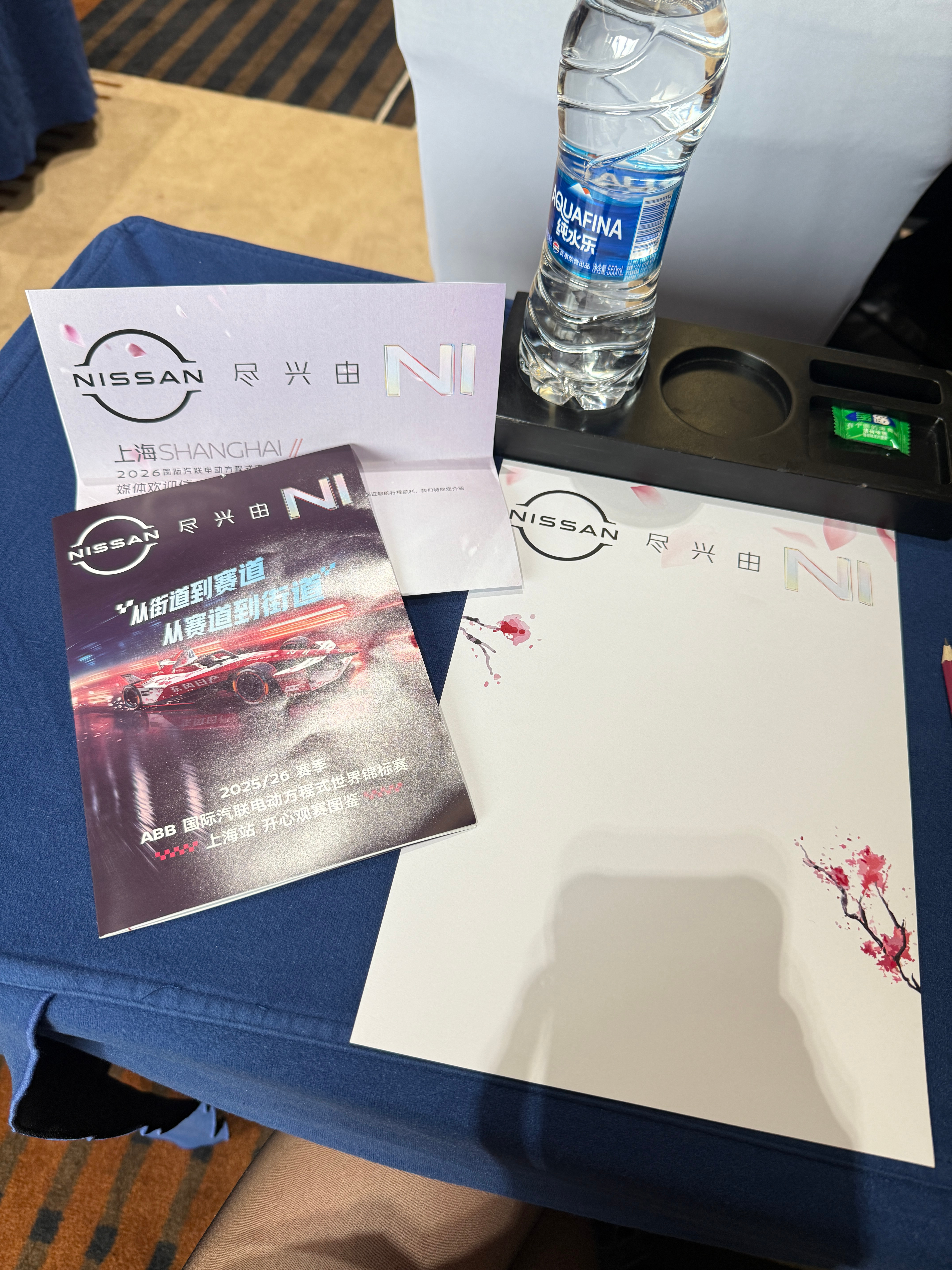 日产车队的樱花元素真嘟好piu亮，粉粉嫩嫩的，这小书包都可以当时尚单品了日产fo