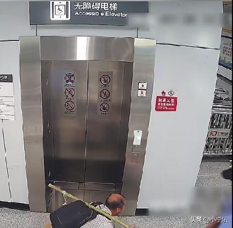 近日，合肥轨道4号线，一位老人踉跄着用扁担挑起重物，有些力不从心，艰难起身时，一