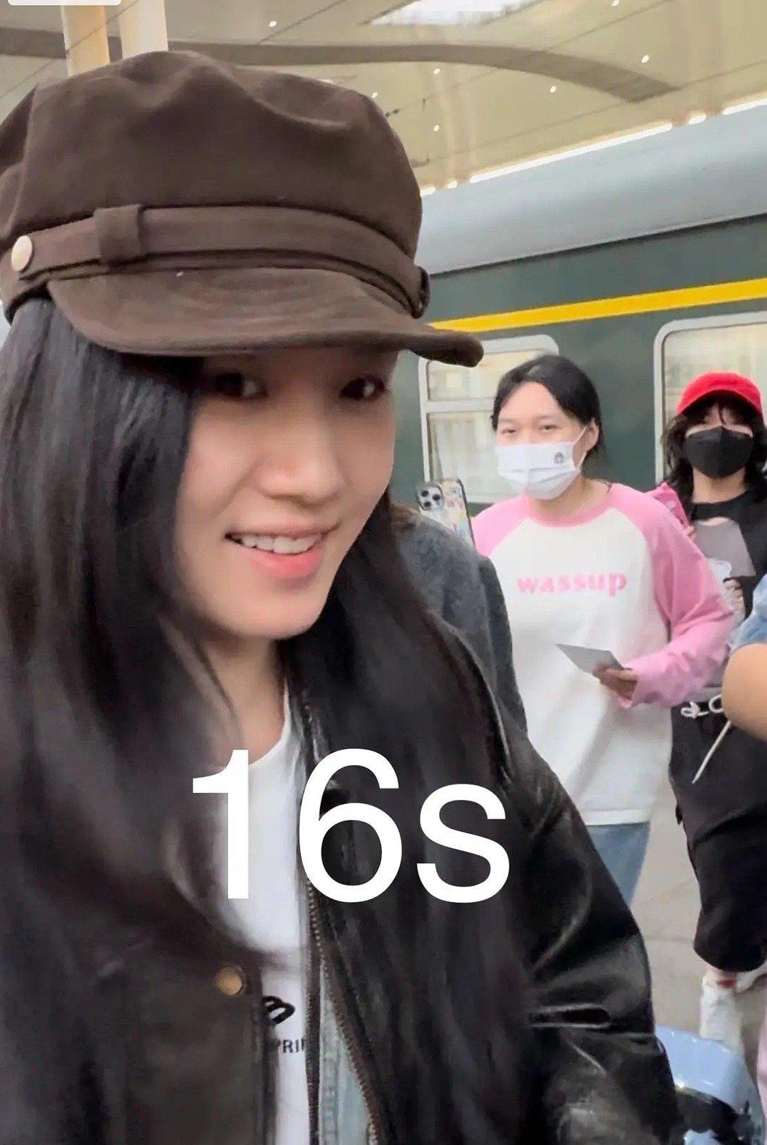 卢昱晓居然也坐绿皮火车，感觉瞬间接地气了 ​​​